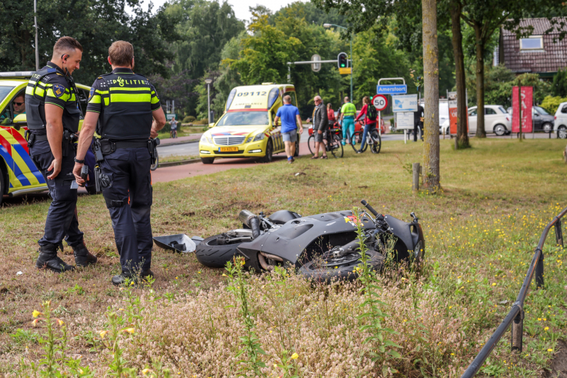 Motorrijder gewond na aanrijding met auto