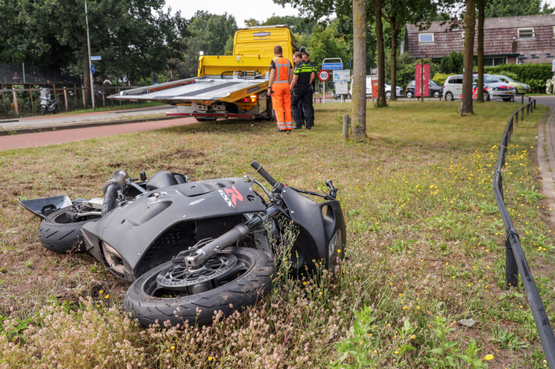 Motorrijder gewond na aanrijding met auto