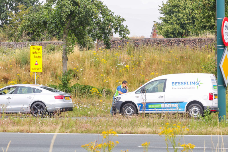 Bestelwagen botst met auto
