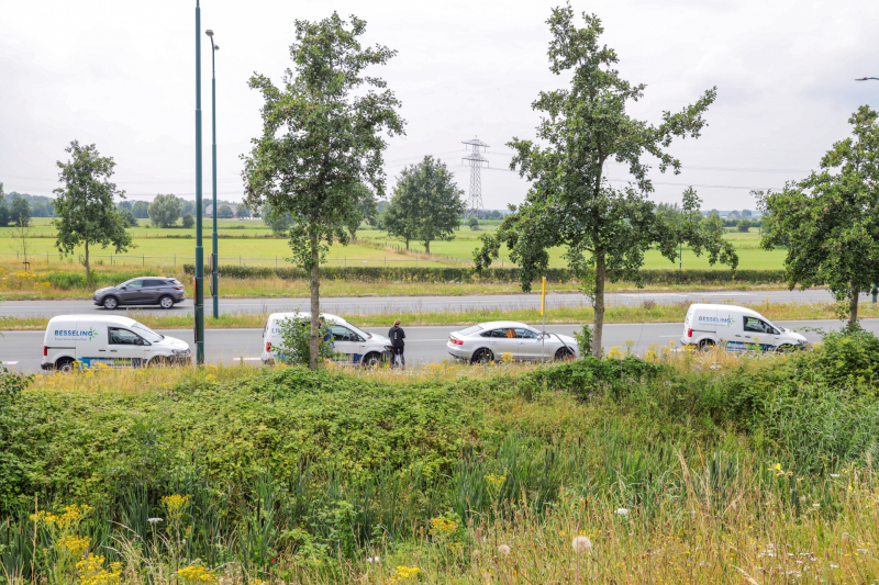 Bestelwagen botst met auto