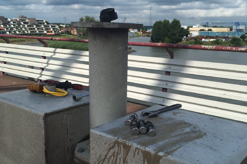 Slagboom Merwedebrug aangereden