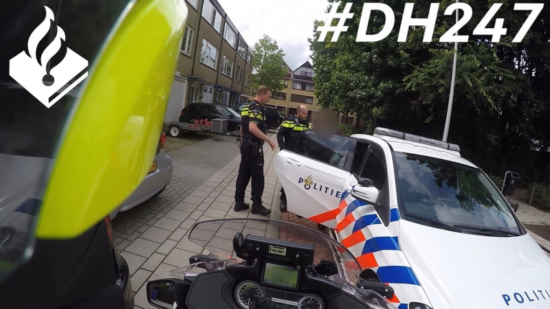 Scooterrijder zonder rijbewijs rennend en rijdend achtervolgt