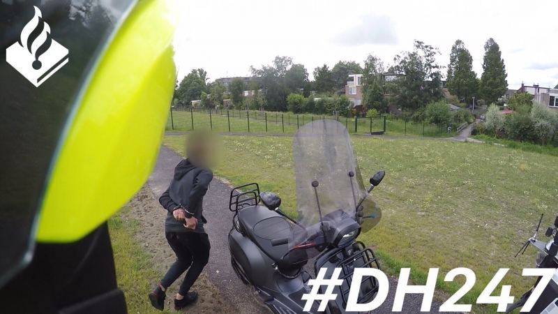 Scooterrijder zonder rijbewijs rennend en rijdend achtervolgt