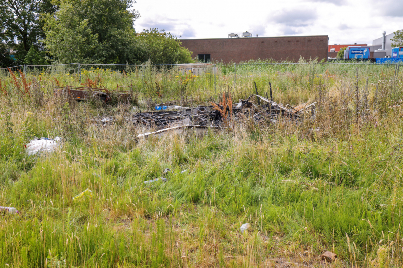 Caravan op braakliggend terrein afgebrand