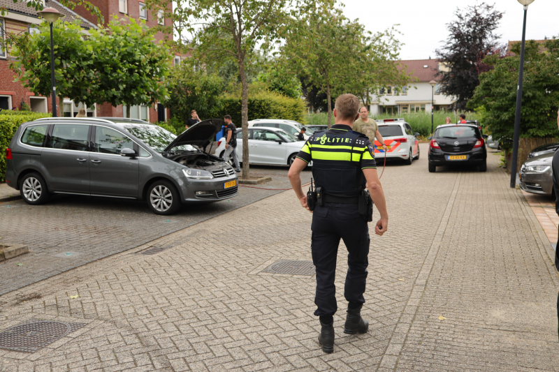 Bestuurder blust brand eigen auto