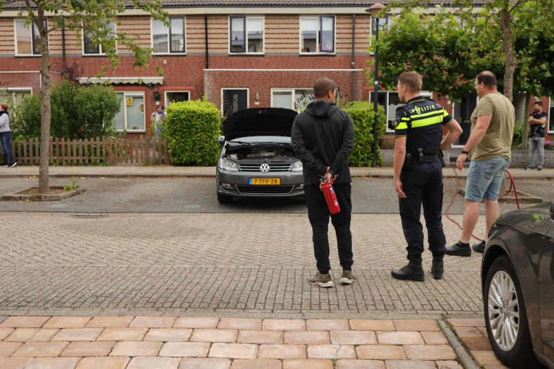 Bestuurder blust brand eigen auto