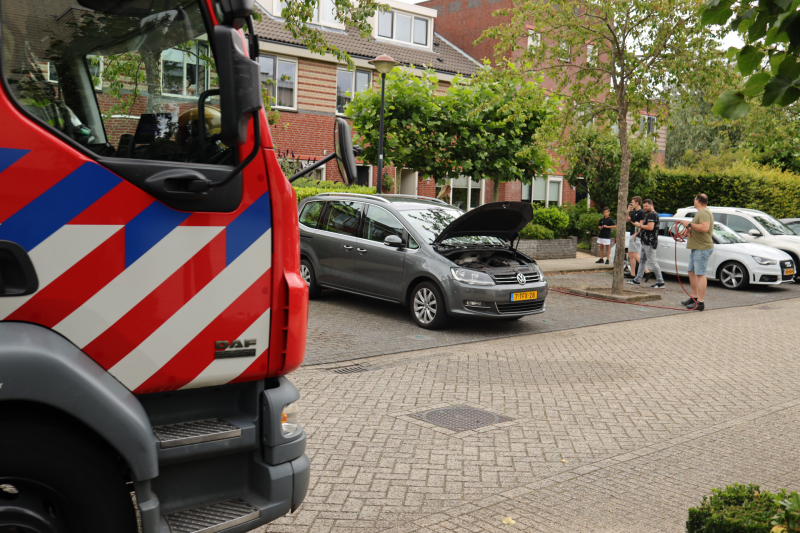 Bestuurder blust brand eigen auto