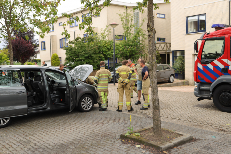 Bestuurder blust brand eigen auto