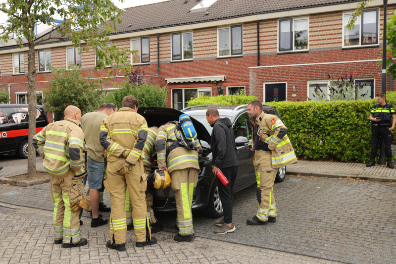 Bestuurder blust brand eigen auto