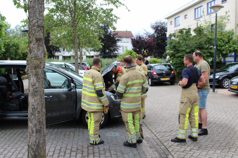 Bestuurder blust brand eigen auto