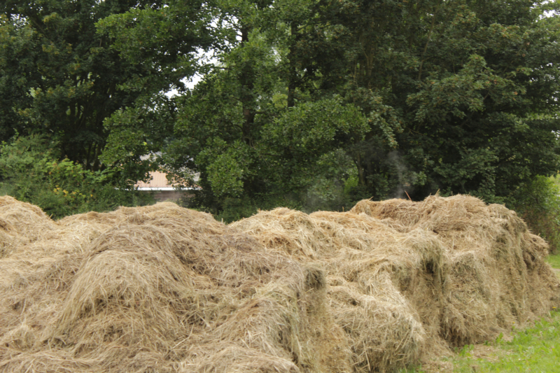 Brandweer blust smeulende hooibalen