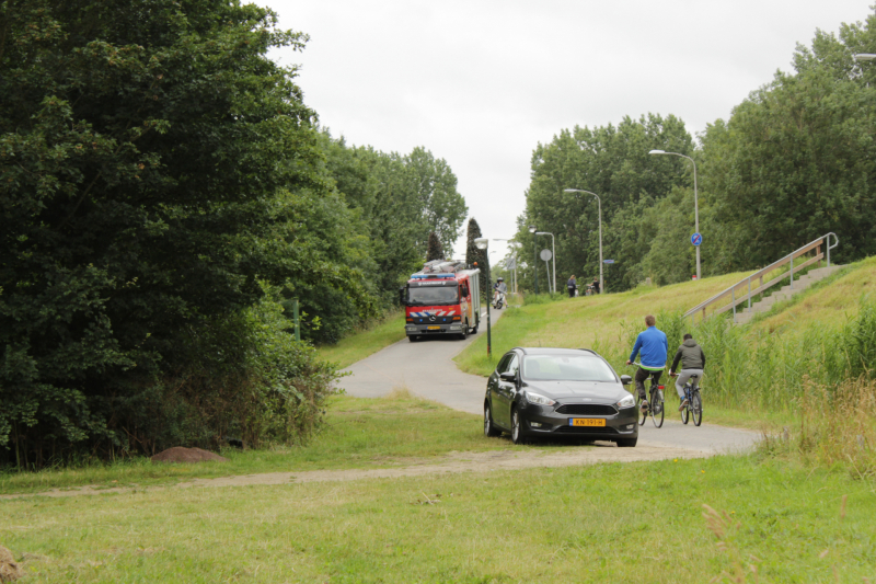 Brandweer blust smeulende hooibalen