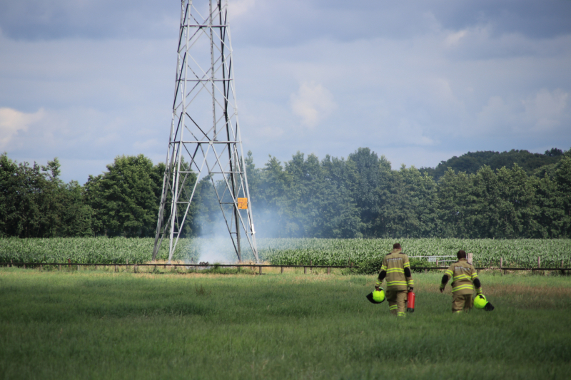 Brandje onder hoogspanningsmast snel geblust