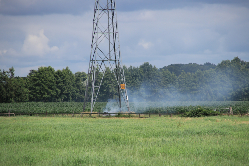 Brandje onder hoogspanningsmast snel geblust