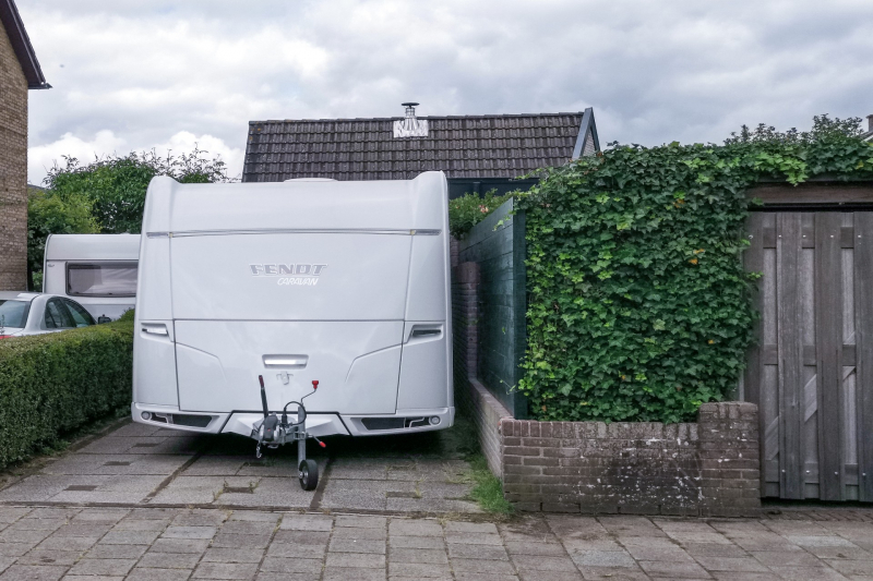 Man bekneld tussen caravan en muur