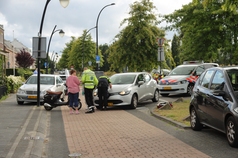 Scooterrijdster gewond na botsing met auto