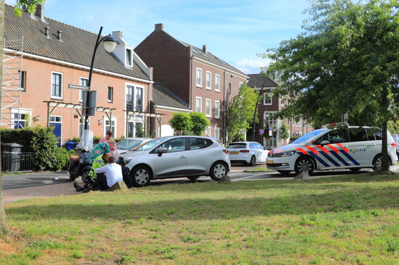 Scooterrijdster gewond na botsing met auto