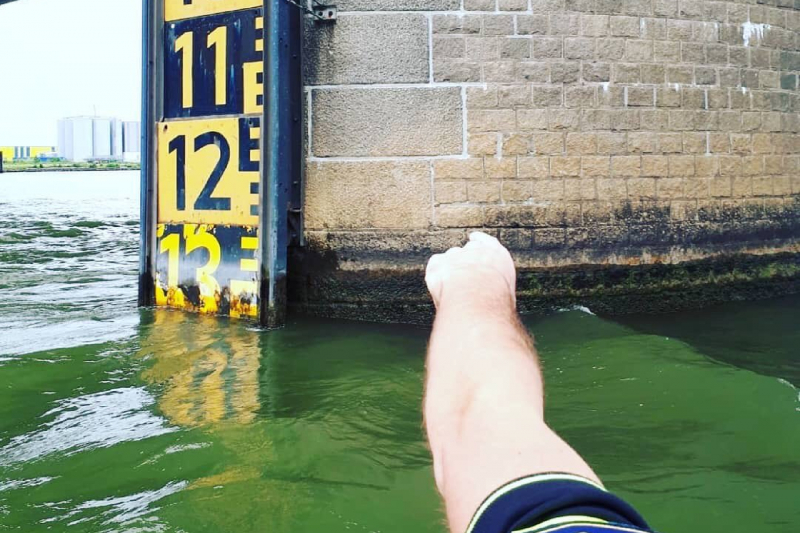 Politie redt persoon uit water onder Merwedebrug