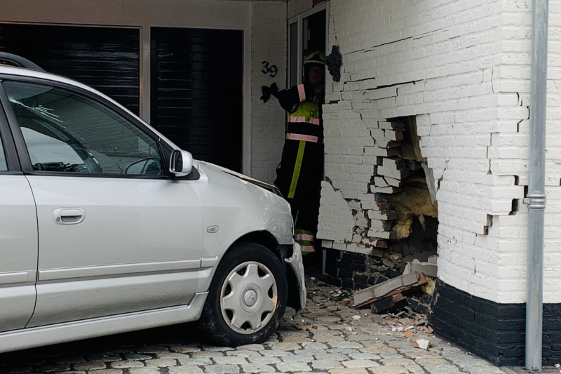 Auto ramt meerdere objecten komt in muur tot stilstand