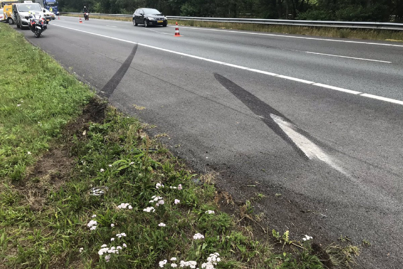 Auto met aanhanger slaan over de kop
