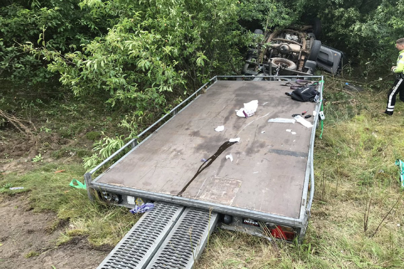 Auto met aanhanger slaan over de kop