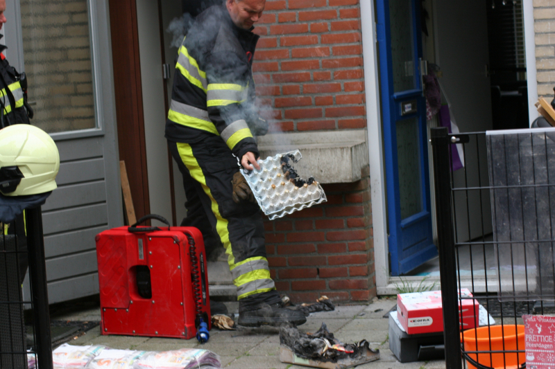 Kinderen spelen met vuur in berging