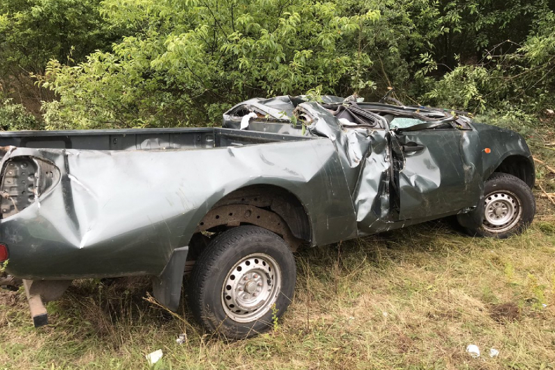 Auto met aanhanger slaan over de kop