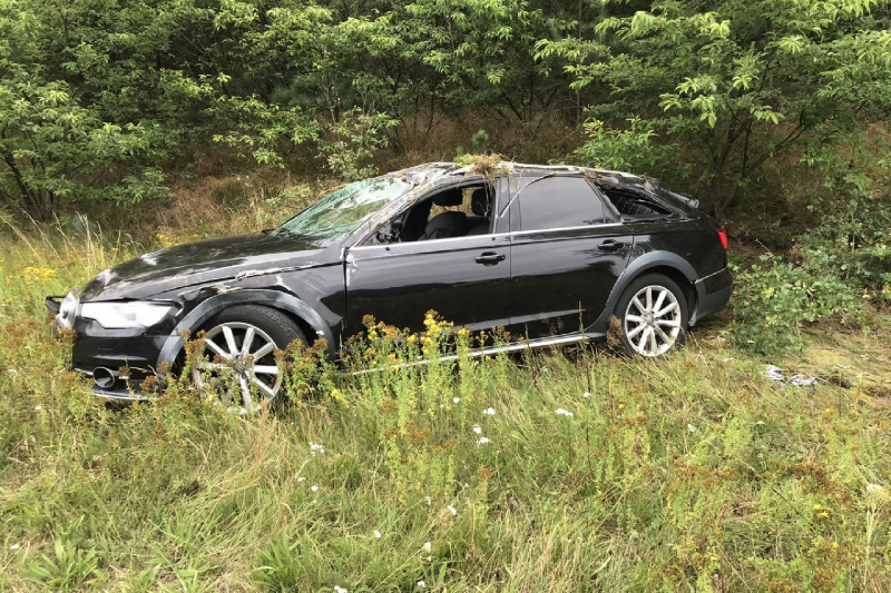 Auto met aanhanger slaan over de kop