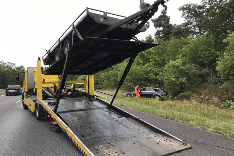 Auto met aanhanger slaan over de kop