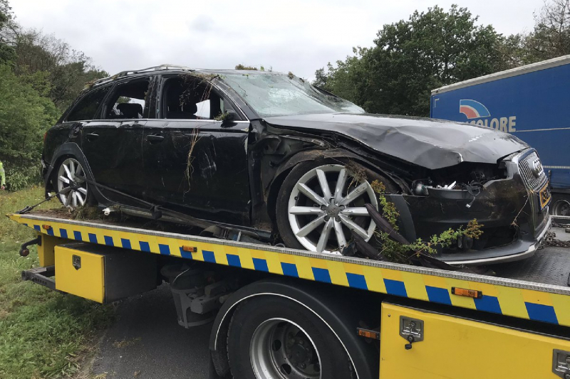 Auto met aanhanger slaan over de kop