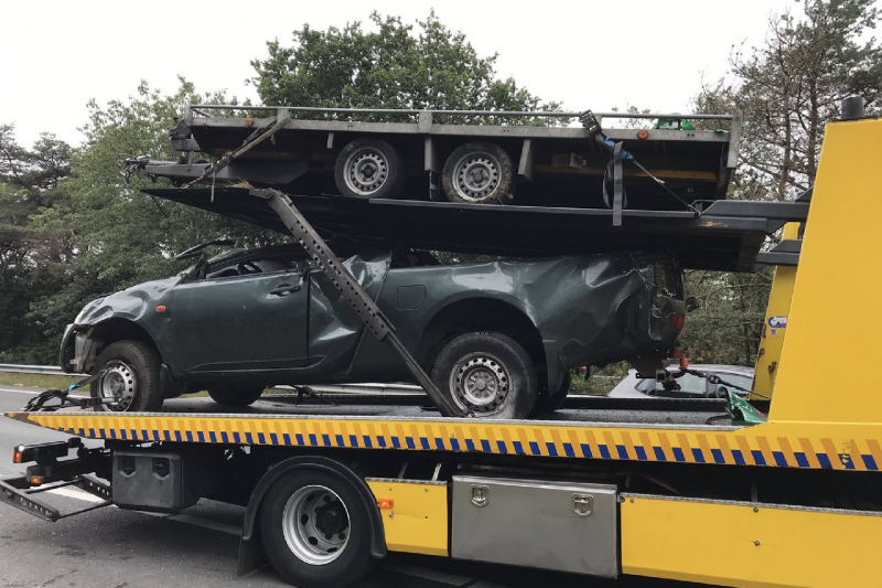 Auto met aanhanger slaan over de kop