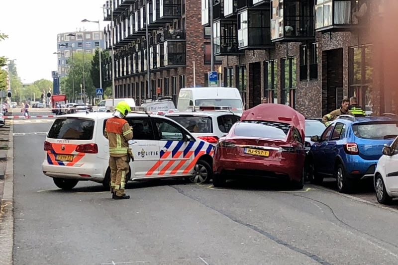 Gestolen Tesla klemgereden na achtervolging