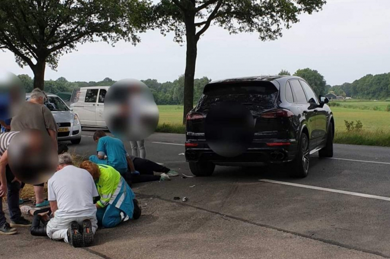 Twee personen op scooter gewond na botsing met auto