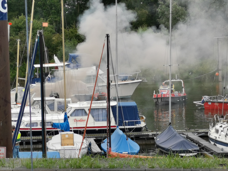 Twee boten in brand, Ã©Ã©n persoon overleden