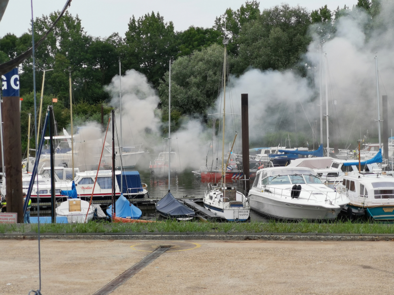 Twee boten in brand, Ã©Ã©n persoon overleden