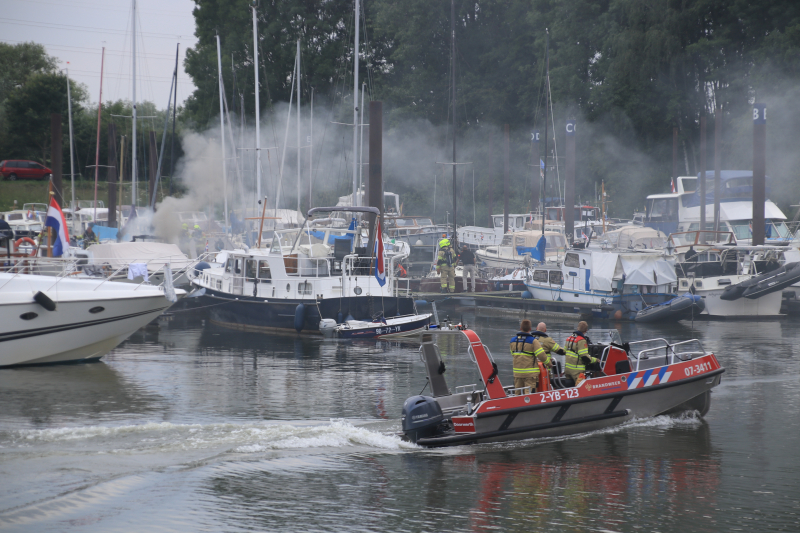 Twee boten in brand, Ã©Ã©n persoon overleden