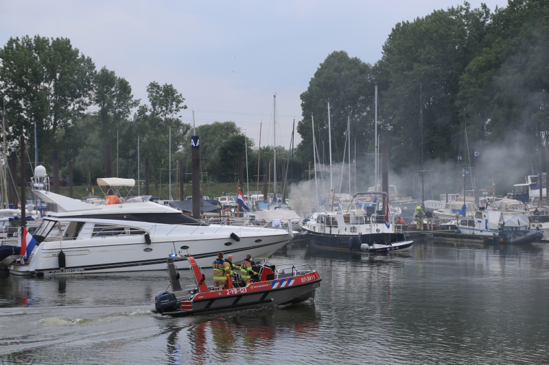Twee boten in brand, Ã©Ã©n persoon overleden