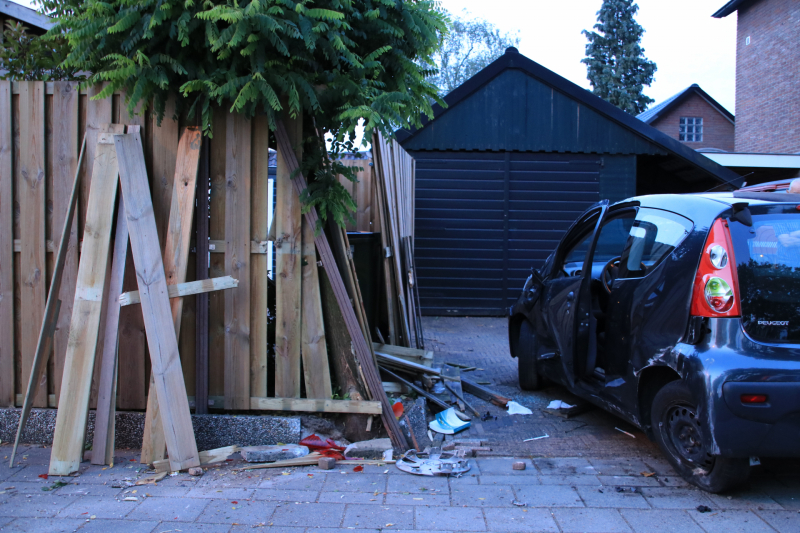 Drankrijder richt ravage aan