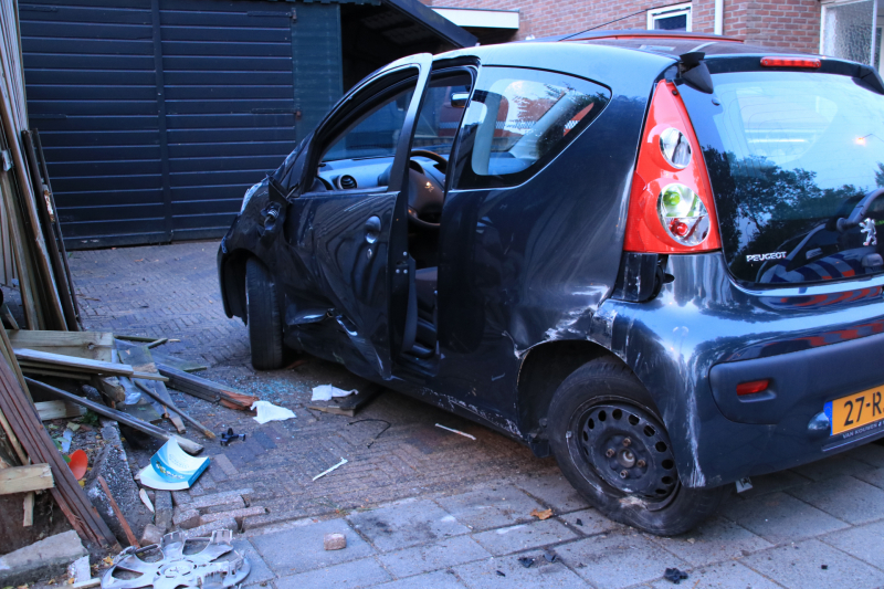 Drankrijder richt ravage aan