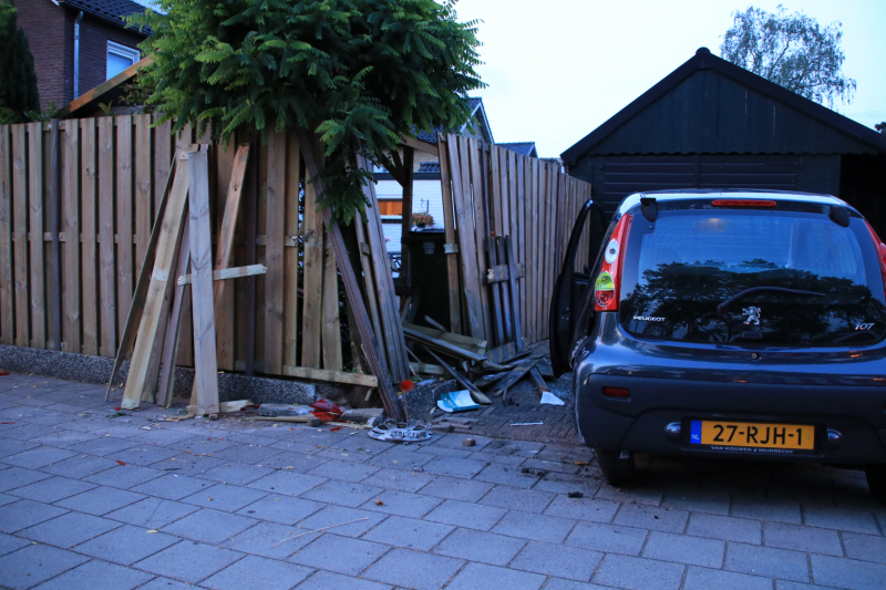 Drankrijder richt ravage aan