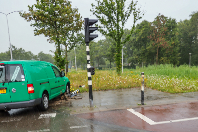 Bestelwagens knalt op stoplicht