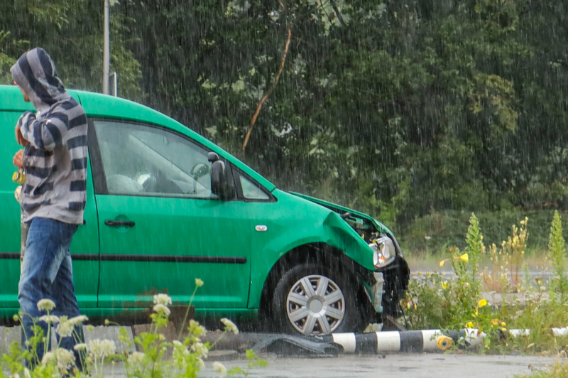 Bestelwagens knalt op stoplicht