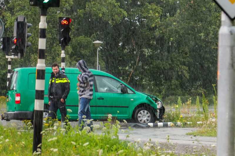 Bestelwagens knalt op stoplicht