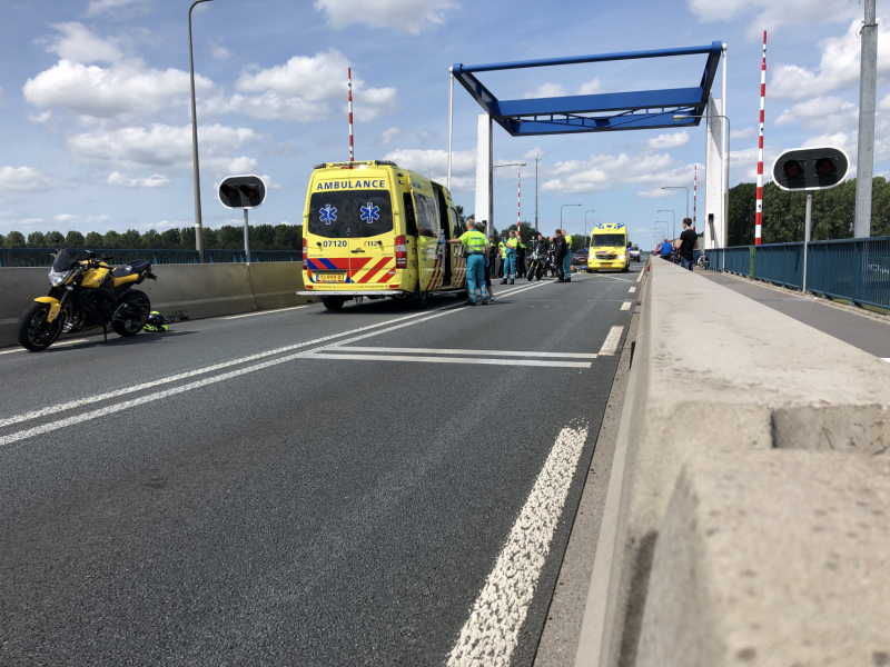 Motorrijder botst achterop auto en raakt ernstig gewond