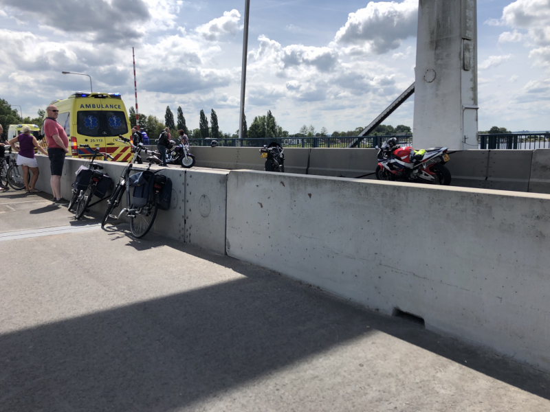 Motorrijder botst achterop auto en raakt ernstig gewond