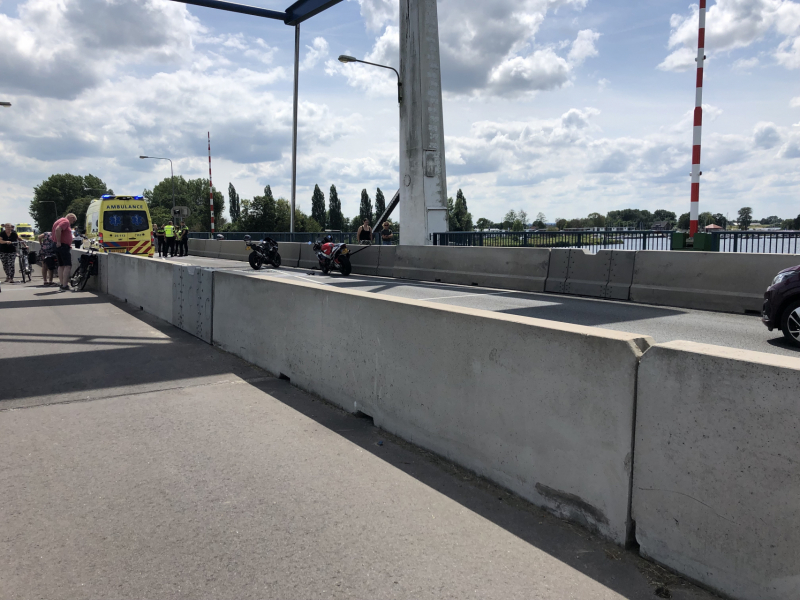 Motorrijder botst achterop auto en raakt ernstig gewond