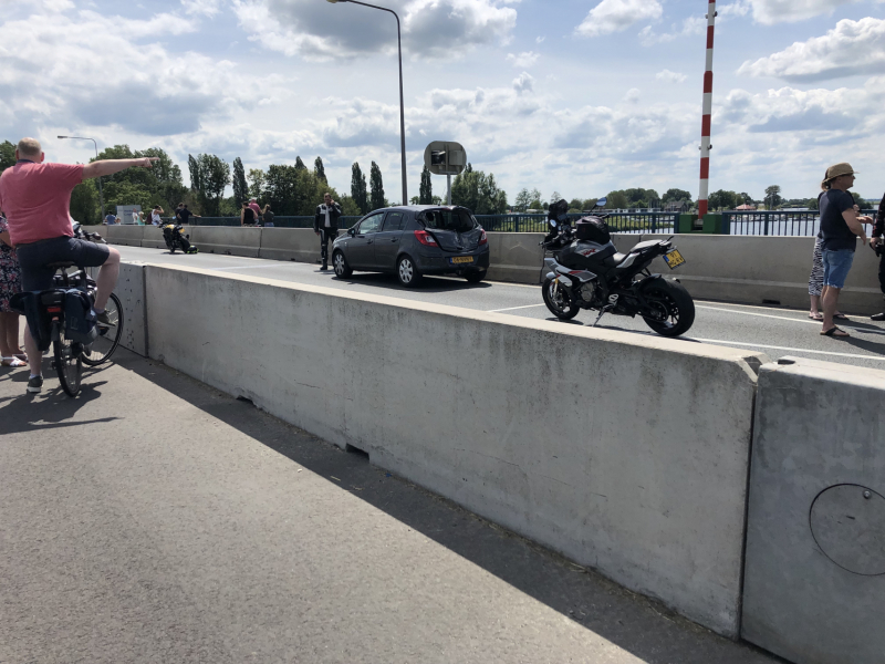 Motorrijder botst achterop auto en raakt ernstig gewond