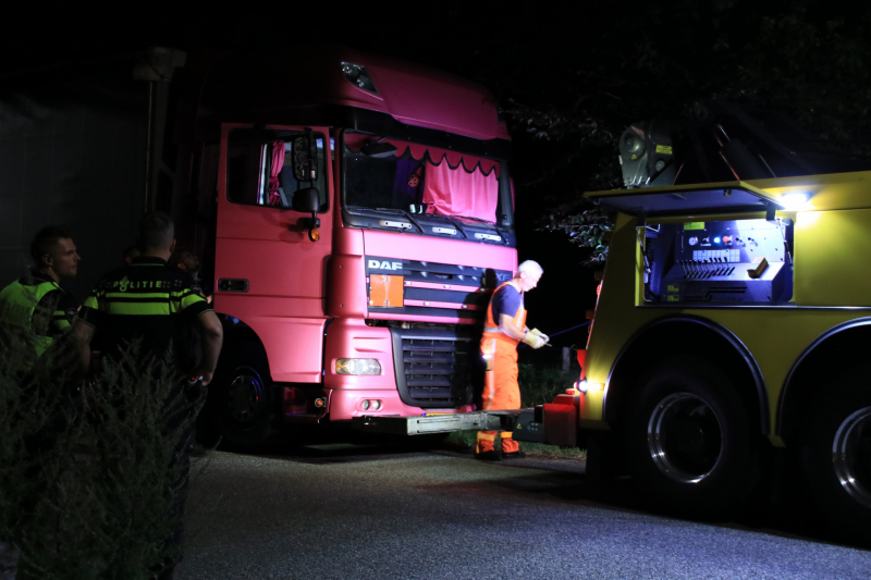 Vrachtwagen trailer vol drugs benodigdheden aangetroffen