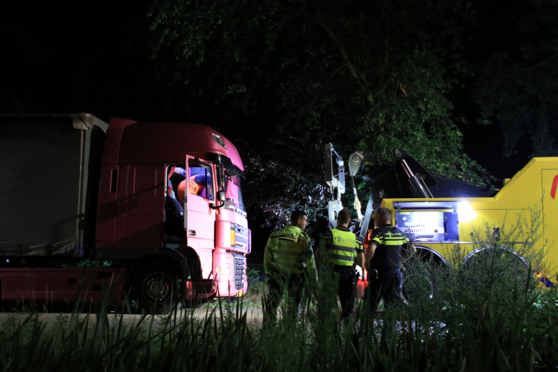 Vrachtwagen trailer vol drugs benodigdheden aangetroffen