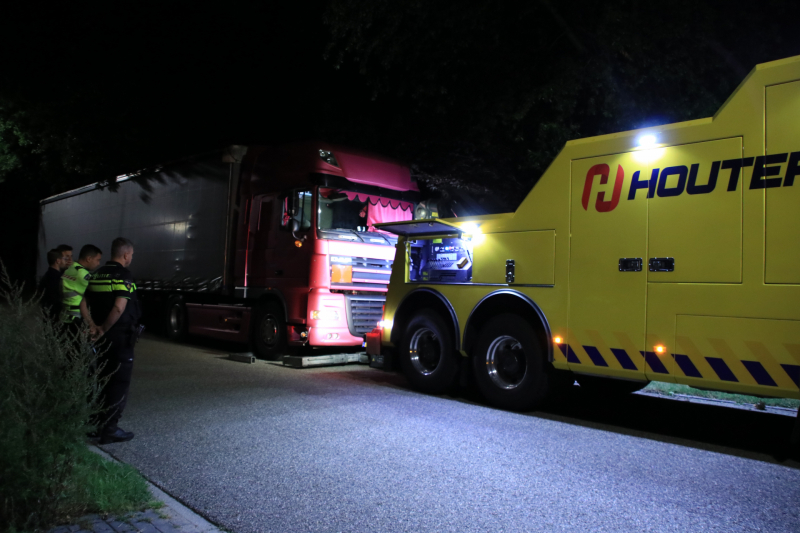 Vrachtwagen trailer vol drugs benodigdheden aangetroffen